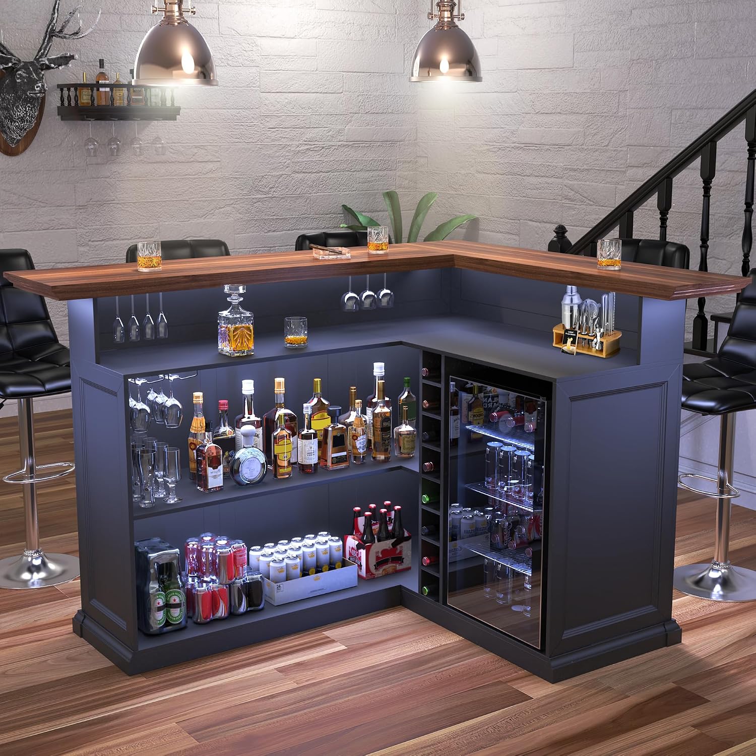Home Bar Setup - ตู้บาร์รูปตัว L พร้อมพื้นที่สำหรับตู้เย็น บาร์ขนาดใหญ่สำหรับห้องใต้ดิน | บาร์ในห้องใต้ดินและมุมพักผ่อนส่วนตัว,