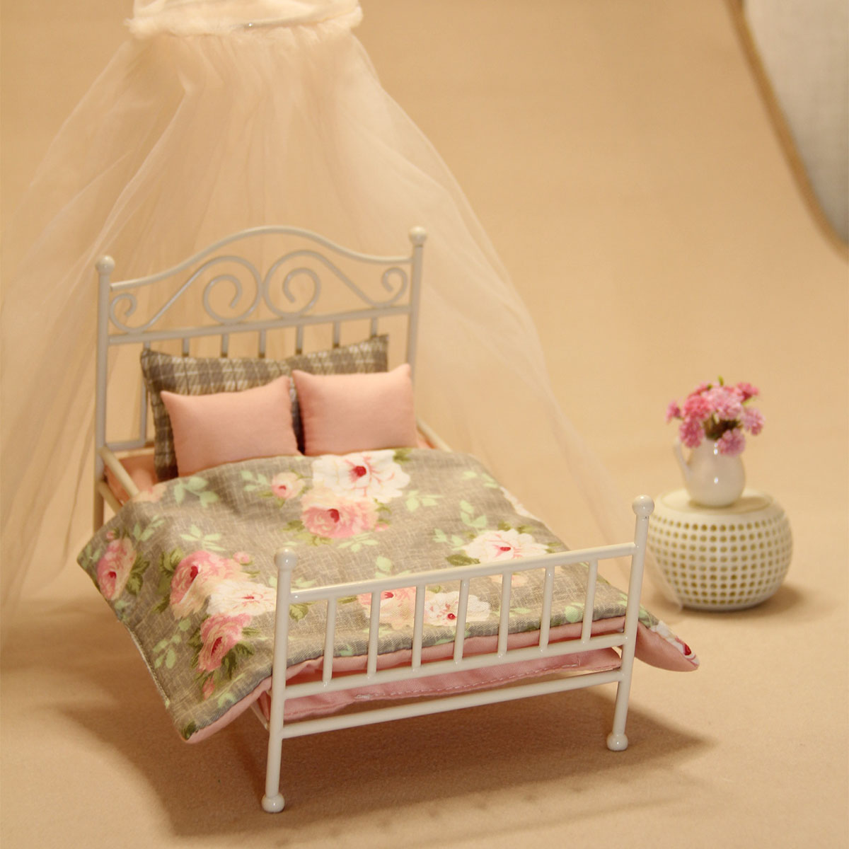 Home Bargains - เฟอร์นิเจอร์ขนาดเล็ก 1:8-1:12 เตียงเหล็กขนาด 16 ซม. พร้อมชุดเครื่องนอน